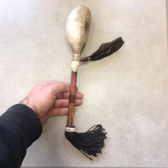 Sélection de hochets/ Maracas de 25 à 40cm, en bois et peau de chèvre avec graines ou cymbales. Parfait pour rituels, collection, concerts !.jpg.webp