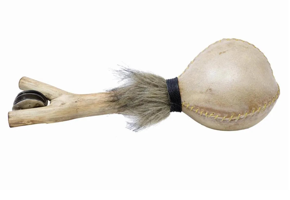 Sélection de hochets/ Maracas de 25 à 40cm, en bois et peau de chèvre avec graines ou cymbales. Parfait pour rituels, collection, concerts !.jpg.webp
