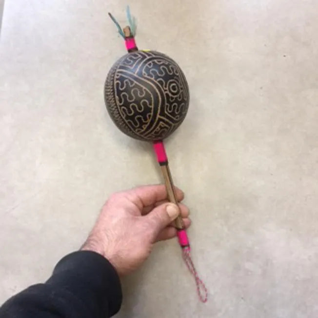 Sélection de hochets/ Maracas de 25 à 40cm, en bois et peau de chèvre avec graines ou cymbales. Parfait pour rituels, collection, concerts !.jpg.webp