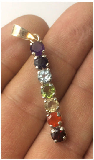 Pendentif '7 chakras' en Argent 0.925, pierres de qualité 'gemme', sertis de 55 millimètres de hauteur x 5 x 4 millimètres. Superbe pièce, parfait !
