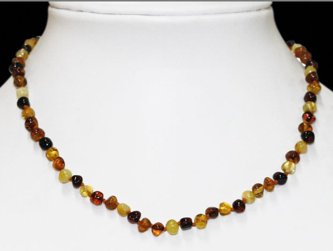 Ambre finition 'brillante', perles de 5/7 mm, collier de 44 cm. Fermoir à vis. Qualité AA à AAA !