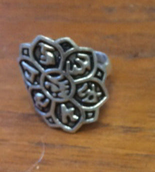 Bague couvrante en forme de Lotus 🪷 et symbole Bouddhiste, faîte en laiton couleur Argent. Superbe pièce ! Taille réglable/ ajustable !