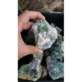 Fluorite multicolore, perles rondes de 4, 6 ou 8 mm. Vendu en fil de perle 38/39 cm, en bracelet de 17 à 21cm, en collier de 45 ou sautoir de 60cm. Qualité AA à AAA !