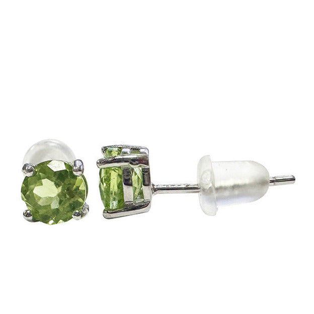 Puces/ Clous/ Boucles d'oreilles en Péridot, qualité AA à AAA. Finition Argent 0.925, aux reflets lumineux et scintillants, taillés pour capter la lumière sous tous les angles, parfait !