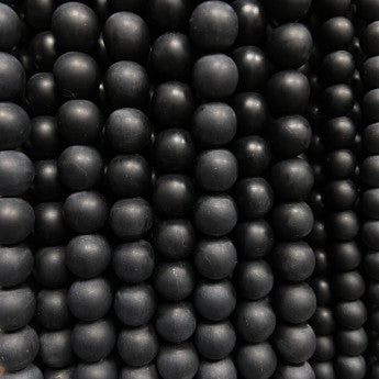 Onyx 'finition Mate', perles rondes de 6 ou 8 mm. Vendu en fil de perle 38/39 cm, en bracelet de 17 à 21cm, en collier de 45 ou sautoir de 60cm. Qualité AA à AAA !