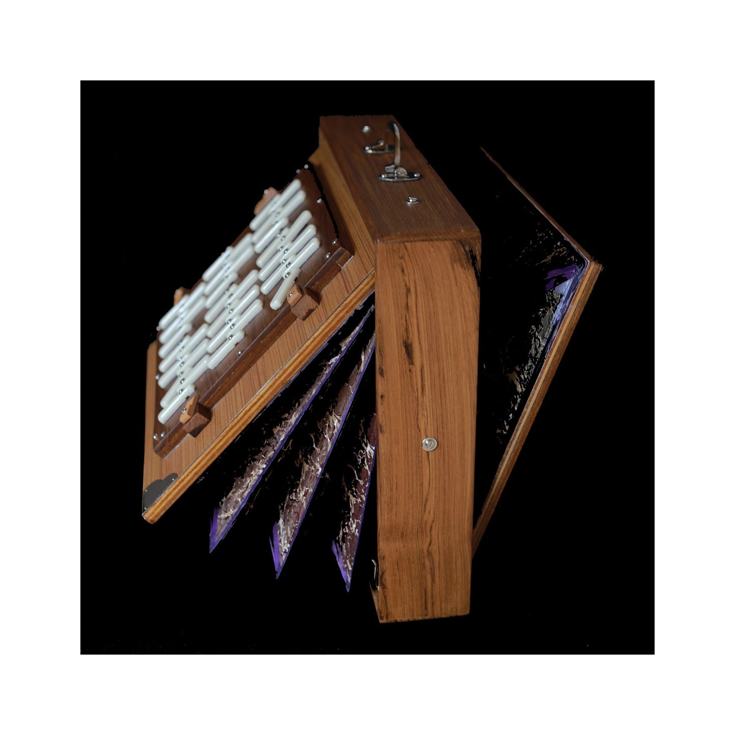Shruti Box de qualité supérieure - Au choix en 432 ou 440 hertz. Marque 'Monoj Kumar Sardar & B.' - 3 rangées d'octaves. 41 × 32 × 8,50cm - 5,90 kg. Vendu avec housse !