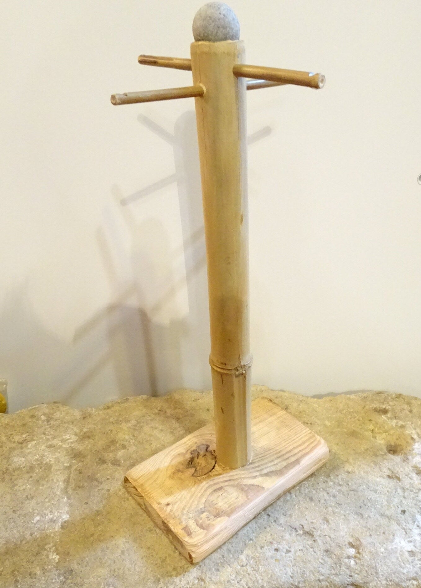 Création Zen Crurisoity, supports en bois pour carillon de style Koshi, Zaphir ou autres, de 45 centimètres de hauteur, base de 20 x 20cm.. Convient également pour cymbale Tibétaine (Tingsha). Option finition 'mat' ou 'brillant', parfait !