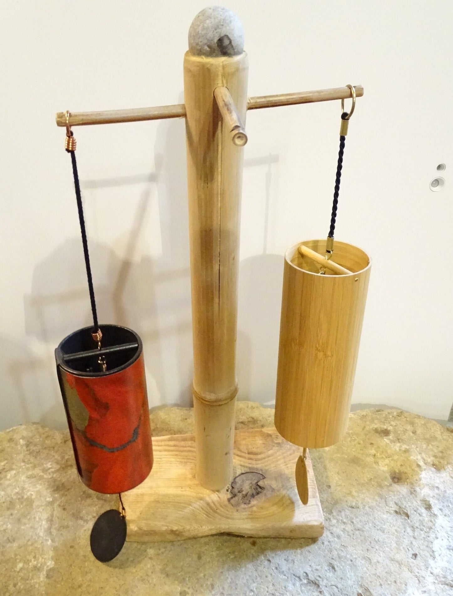 Création Zen Crurisoity, supports en bois pour carillon de style Koshi, Zaphir ou autres, de 45 centimètres de hauteur, base de 20 x 20cm.. Convient également pour cymbale Tibétaine (Tingsha). Option finition 'mat' ou 'brillant', parfait !