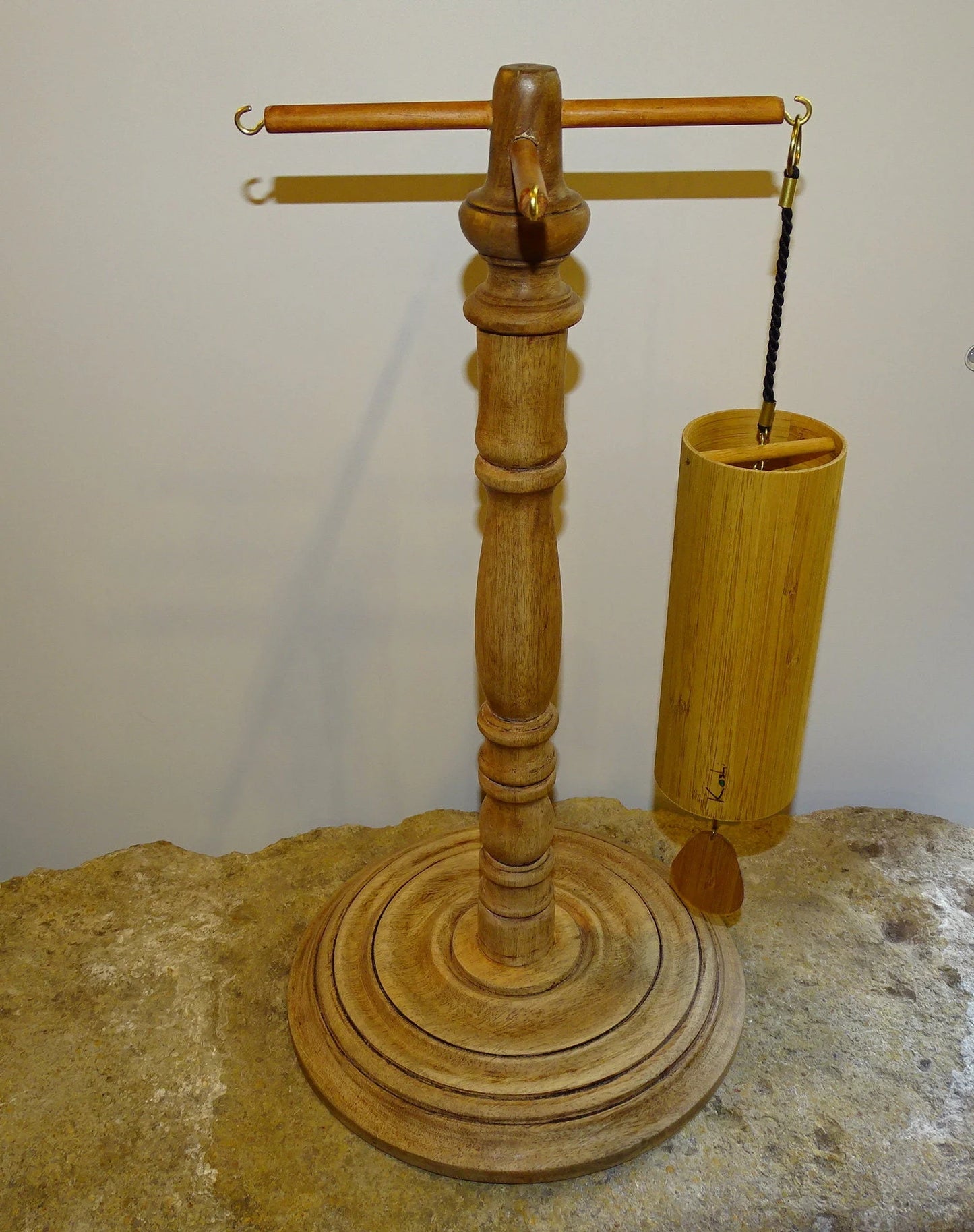 Création Zen Crurisoity, supports en bois pour carillon de style Koshi, Zaphir ou autres, de 45 centimètres de hauteur, base de 20 x 20cm.. Convient également pour cymbale Tibétaine (Tingsha). Option finition 'mat' ou 'brillant', parfait !