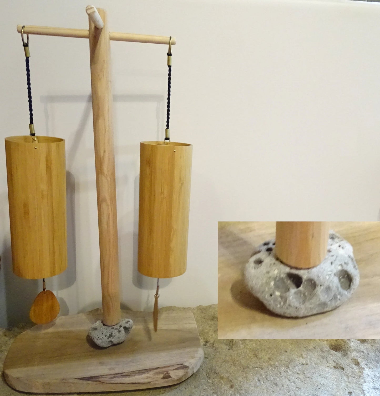 Création Zen Crurisoity, supports en bois pour carillon de style Koshi, Zaphir ou autres, de 45 centimètres de hauteur, base de 20 x 20cm.. Convient également pour cymbale Tibétaine (Tingsha). Option finition 'mat' ou 'brillant', parfait !