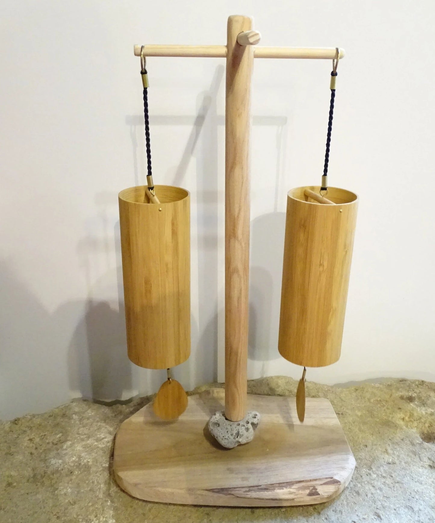 Création Zen Crurisoity, supports en bois pour carillon de style Koshi, Zaphir ou autres, de 45 centimètres de hauteur, base de 20 x 20cm.. Convient également pour cymbale Tibétaine (Tingsha). Option finition 'mat' ou 'brillant', parfait !