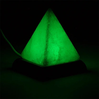 Lampe en sel à prise USB - 4 couleurs changeantes - En forme de pyramide sur socle en bois d'acacia. Provenance : Inde. 9 cm - 400 gr.