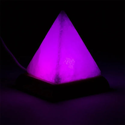 Lampe en sel à prise USB - 4 couleurs changeantes - En forme de pyramide sur socle en bois d'acacia. Provenance : Inde. 9 cm - 400 gr.