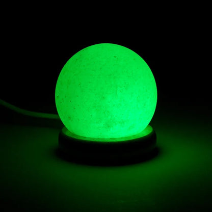 Lampe en sel à prise USB - 4 couleurs changeantes - En forme de sphère sur socle en bois d'acacia. Provenance : Inde. 9 cm - 450 gr.