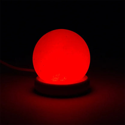 Lampe en sel à prise USB - 4 couleurs changeantes - En forme de sphère sur socle en bois d'acacia. Provenance : Inde. 9 cm - 450 gr.