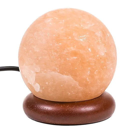 Lampe en sel à prise USB, en forme de sphère sur socle en bois d'acacia. Provenance : Inde. 9 cm - 450 gr.