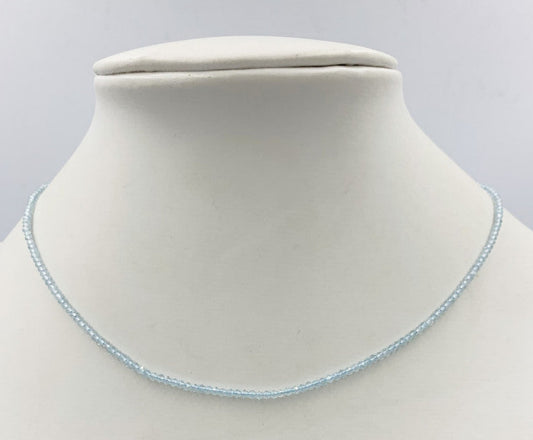 Topaze bleue ! Collier ou bracelet en Argent et perles facettées de 2/3 millimètres. En bracelet de 17 cm ou en collier de 44 cm. Qualité AA à AAA !