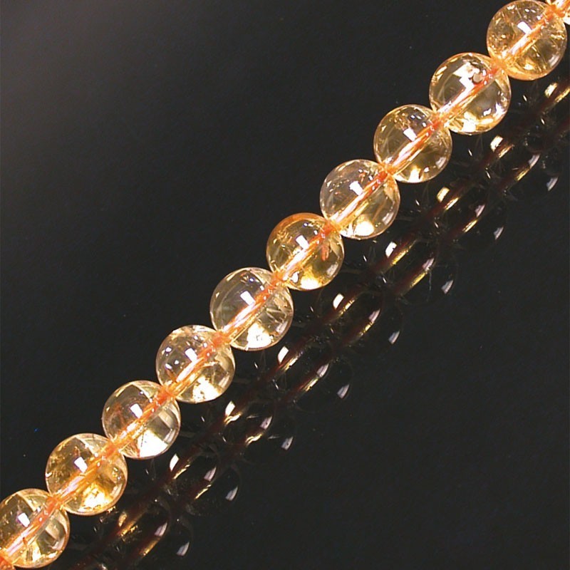 Citrine (quartz), perles rondes de 4, 6 ou 8 mm. Vendu en fil de perle 38/39 cm, en bracelet de 17 à 21cm, en collier de 45 ou sautoir de 60cm. Qualité AA à AAA, superbes perles, un jaune cristalin incroyable !