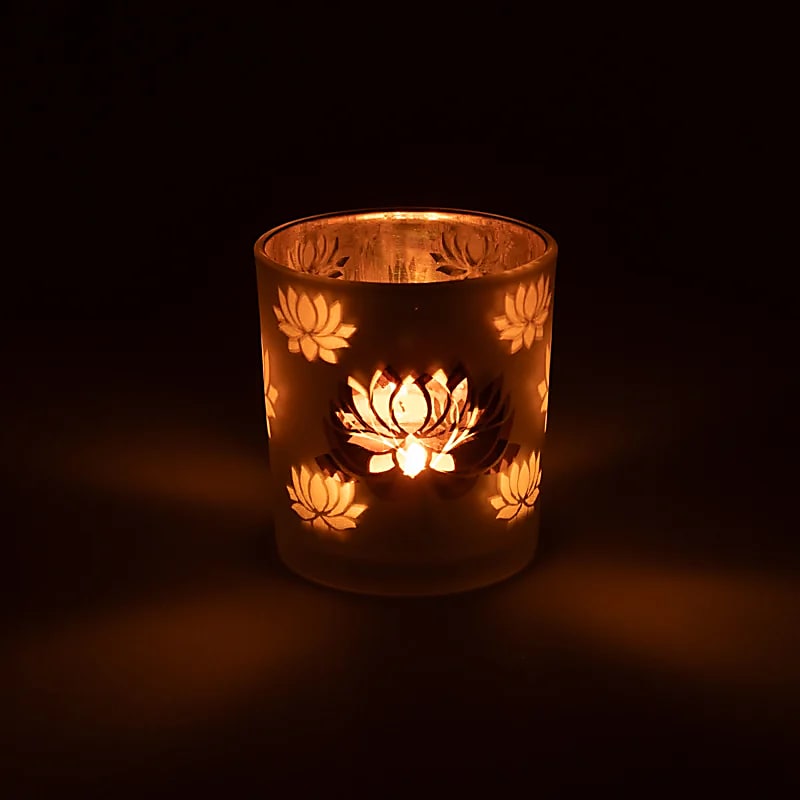Magnifique photophore/ bougeoir, finition 'givré' avec le motif du Lotus, 2 tailles au choix : 7,3x8 ou 10x12.5 cm - ± 170 gr. - Convient aux bougies chauffe-plat !