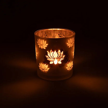 Magnifique photophore/ bougeoir, finition 'givré' avec le motif du Lotus, 2 tailles au choix : 7,3x8 ou 10x12.5 cm - ± 170 gr. - Convient aux bougies chauffe-plat !