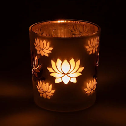 Magnifique photophore/ bougeoir, finition 'givré' avec le motif du Lotus, 2 tailles au choix : 7,3x8 ou 10x12.5 cm - ± 170 gr. - Convient aux bougies chauffe-plat !