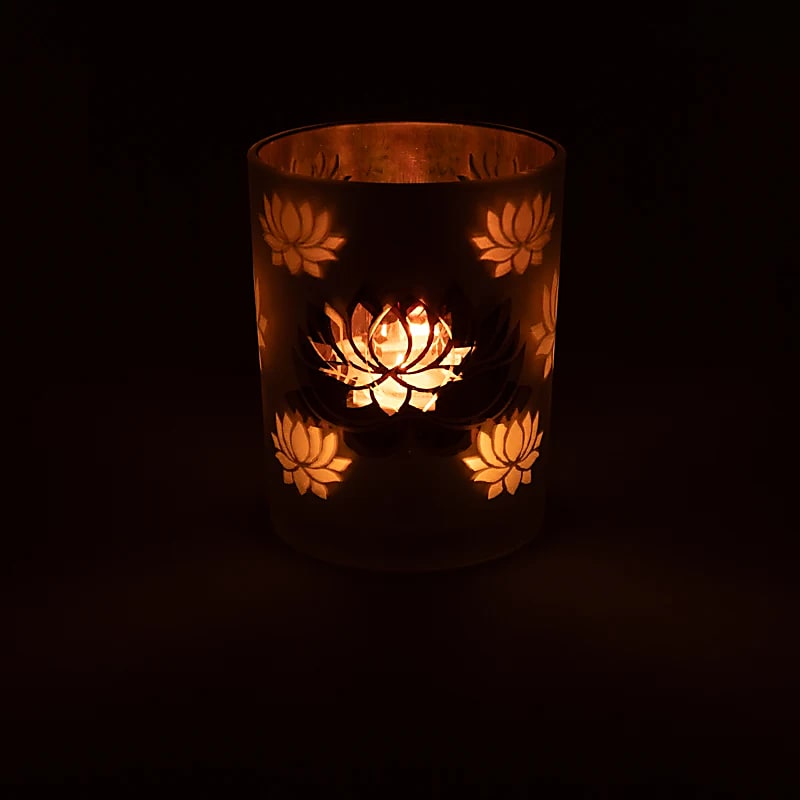 Magnifique photophore/ bougeoir, finition 'givré' avec le motif du Lotus, 2 tailles au choix : 7,3x8 ou 10x12.5 cm - ± 170 gr. - Convient aux bougies chauffe-plat !