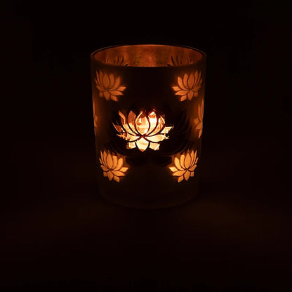 Magnifique photophore/ bougeoir, finition 'givré' avec le motif du Lotus, 2 tailles au choix : 7,3x8 ou 10x12.5 cm - ± 170 gr. - Convient aux bougies chauffe-plat !