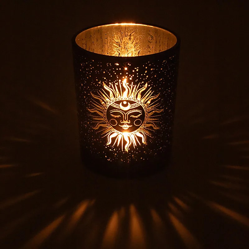 Photophore/ bougeoir, finition 'givré' avec jolis motifs de la lune et du soleil, taille de 10x12.5 cm - 500 gr. - Convient aux bougies chauffe plat et jusqu'à 4 cm environ !