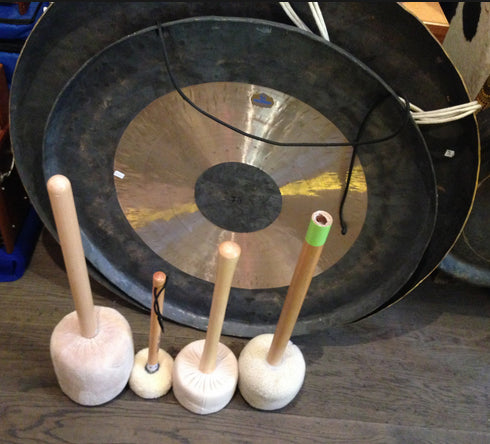 Sélection de Gong, 2 types au choix : 'Chao Gong' de Ø 30 à 90 cm et 'Wind Gong' de Ø 30 à 80 cm. Vendu avec maillet, parfait !