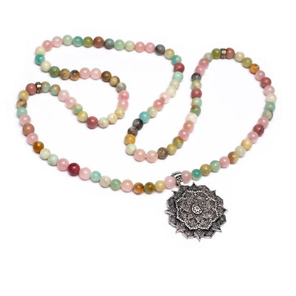 Mala en Quartz rose/ Amazonite/ Rhodonite + finition un superbe lotus, de 108 perles de ± 8 millimètres. Taille de 85 centimètres de longueur environ. Qualité AA à AAA, superbe pièce avec pochette de rangement offerte. Fait en Inde !