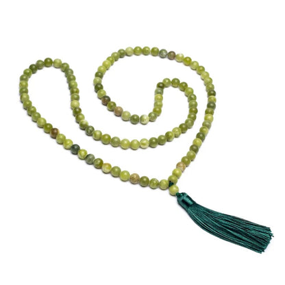 Mala en Jade de Chine, de 108 perles de ±6 et 8 millimètres. Taille de 65 à 85 centimètres de longueur environ. Qualité AA à AAA, superbe pièce avec pochette de rangement offerte. Fait en Inde !
