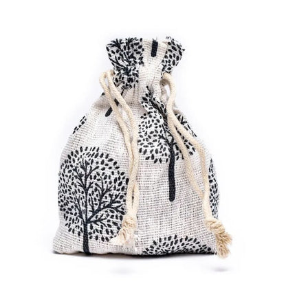 Mala en Jade de Chine, de 108 perles de ±6 et 8 millimètres. Taille de 65 à 85 centimètres de longueur environ. Qualité AA à AAA, superbe pièce avec pochette de rangement offerte. Fait en Inde !