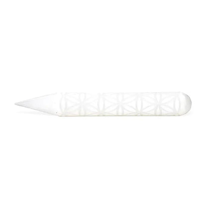 Baguette de massage en Sélénite avec gravure de la Fleur de vie – 15,2 x 2 cm - 100 gr.