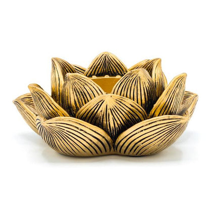 Photophore doré en forme de fleur de lotus. Le lotus symbolise la transformation intérieure et l’épanouissement spirituel. Combiné à la lumière d’une bougie, il crée une ambiance harmonieuse et inspirante - 11.5x11x4.8 cm