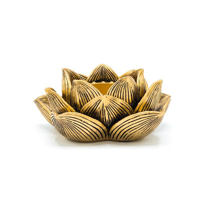 Photophore doré en forme de fleur de lotus. Le lotus symbolise la transformation intérieure et l’épanouissement spirituel. Combiné à la lumière d’une bougie, il crée une ambiance harmonieuse et inspirante - 11.5x11x4.8 cm