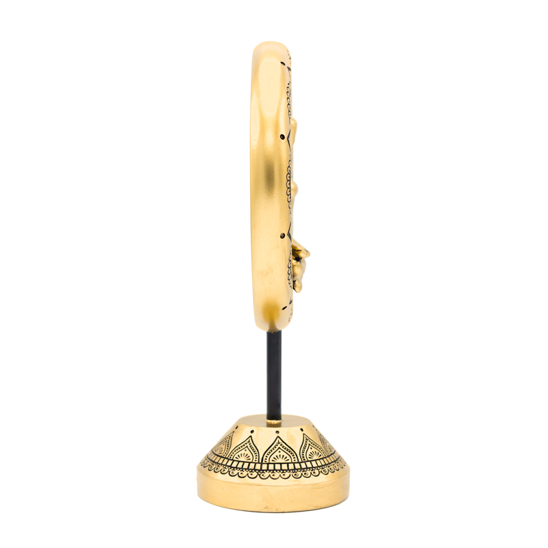 Ornement doré sur socle avec une figure féminine en posture de méditation, placée devant une aura mandala finement détaillée - 15.5x8.5x24.5 cm