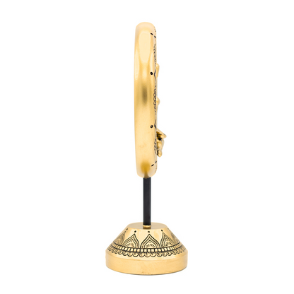 Ornement doré sur socle avec une figure féminine en posture de méditation, placée devant une aura mandala finement détaillée - 15.5x8.5x24.5 cm