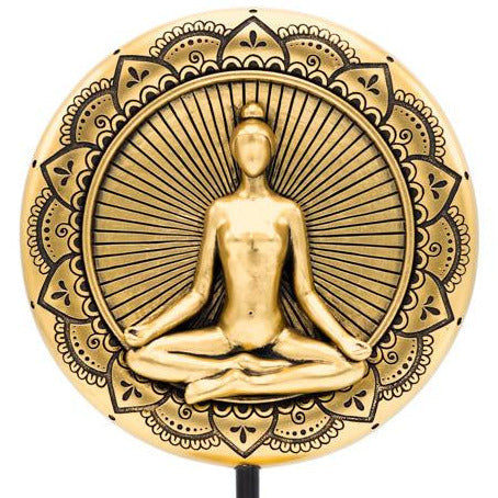 Ornement doré sur socle avec une figure féminine en posture de méditation, placée devant une aura mandala finement détaillée - 15.5x8.5x24.5 cm