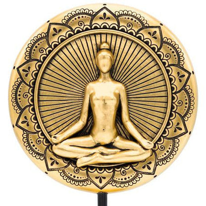 Ornement doré sur socle avec une figure féminine en posture de méditation, placée devant une aura mandala finement détaillée - 15.5x8.5x24.5 cm