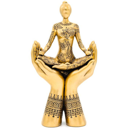 Ornement doré représentant deux mains soutenant une femme en méditation -  11.9x6x22.6 gr.
