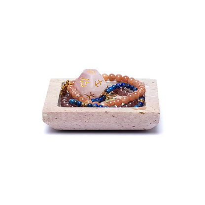 Plateau carré en pierre de stéatite, modèle robuste qui peut être utilisé comme bougeoir, parfait pour les bougies pyramidales, pour y poser vos bijoux ou comme décoration. Taille cm 9x9x2 - ± 255 gr. ! Vente à l'unité ou par 2 !