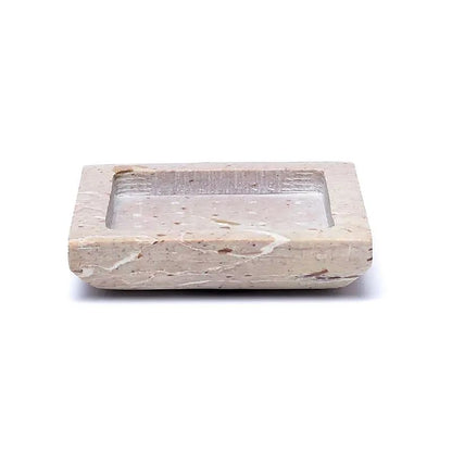 Plateau carré en pierre de stéatite, modèle robuste qui peut être utilisé comme bougeoir, parfait pour les bougies pyramidales, pour y poser vos bijoux ou comme décoration. Taille cm 9x9x2 - ± 255 gr. ! Vente à l'unité ou par 2 !
