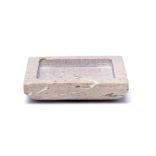 Plateau carré en pierre de stéatite, modèle robuste qui peut être utilisé comme bougeoir, parfait pour les bougies pyramidales, pour y poser vos bijoux ou comme décoration. Taille cm 9x9x2 - ± 255 gr. ! Vente à l'unité ou par 2 !