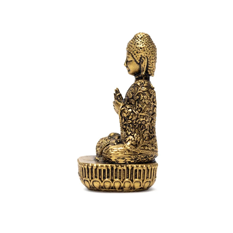 Petite statuette de Bouddha avec robe ornée d'un fin motif floral assis sur un trône de lotus - Fait en laiton - 3,5 cm/ 20 g