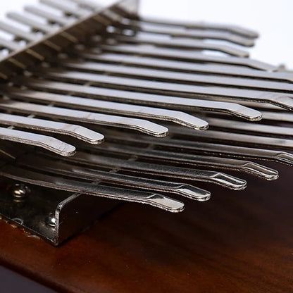 Kalimba Hluru 'electro', 24 notes en noyer d’Amérique, gravé d’un arbre de vie sculpté, pour une musique riche et vibrante !