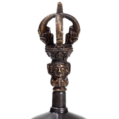 Dorje et cloche en bronze de qualité supérieure. Son exceptionnellement clair, dure deux fois plus longtemps qu'une cloche normale. Cette cloche peut également être tournée avec un bâton, comme un bol chantant !