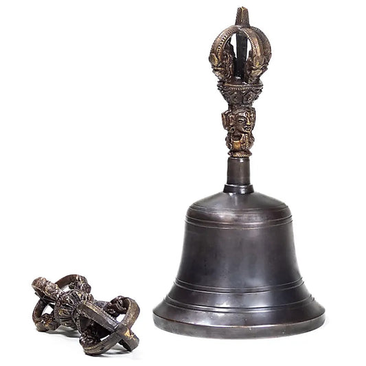 Dorje et cloche en bronze de qualité supérieure. Son exceptionnellement clair, dure deux fois plus longtemps qu'une cloche normale. Cette cloche peut également être tournée avec un bâton, comme un bol chantant !