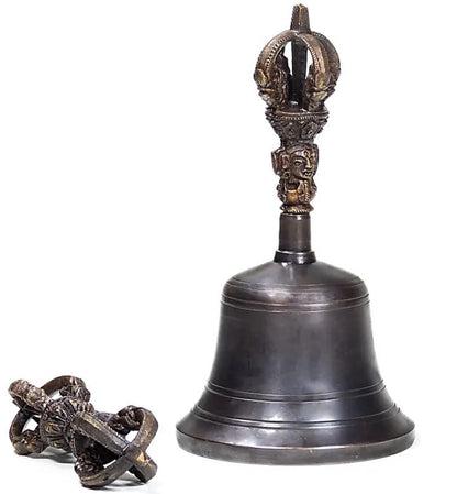 Dorje et cloche en bronze de qualité supérieure. Son exceptionnellement clair, dure deux fois plus longtemps qu'une cloche normale. Cette cloche peut également être tournée avec un bâton, comme un bol chantant !