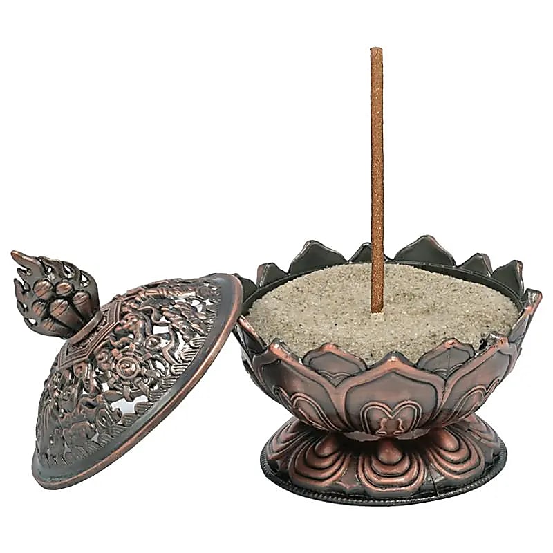 Élégant brûleur d'encens en forme de lotus de 7.8x7x7 cm, avec un chapeau orné de symboles tibétains épurés. Peut être utilisé pour brûler des cônes ou des bâtons d'encens.