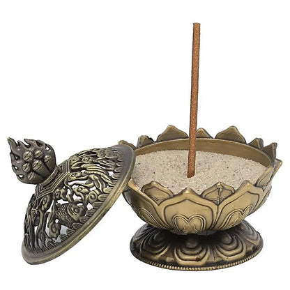 Élégant brûleur d'encens en forme de lotus de 7.8x7x7 cm, avec un chapeau orné de symboles tibétains épurés. Peut être utilisé pour brûler des cônes ou des bâtons d'encens.